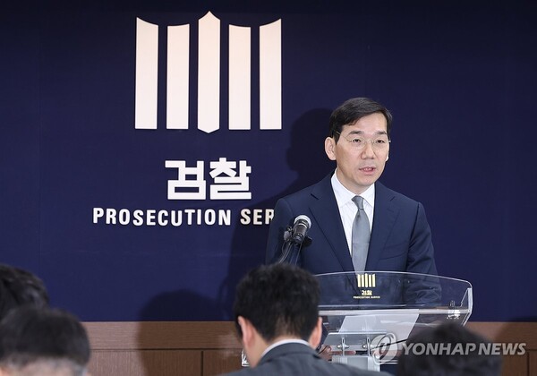 조상원 서울중앙지검 4차장이 17일 오전 서울 서초구 서울중앙지검에서 윤석열 대통령 부인 김건희 여사의 도이치모터스 시세조종 가담 의혹 사건 관련 수사결과를 발표하고 있다.  (출처: 연합뉴스)
