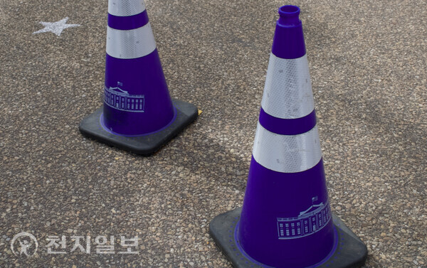 ⓒ천지일보 2024.10.18. Pylons with the logo of the White House are placed on the sidewalk next to Lafayette Square at Pennsylvania Avenue, which is temporarily closed for construction of the Presidential Inaugural Parade viewing stands.