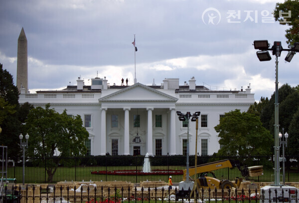 ⓒ천지일보 2024.10.18. Construction machinery moves back and forth outside the White House on Pennsylvania Avenue
