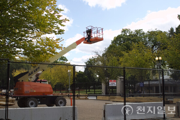 ⓒ천지일보 2024.10.18. The National Park Service began constructing the 2025 Presidential Inaugrual Parade viewing stands