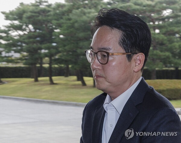 심우정 검찰총장이 17일 오전 서울 서초구 대검찰청 청사로 출근하고 있다. 2024.10.17 (출처: 연합뉴스)