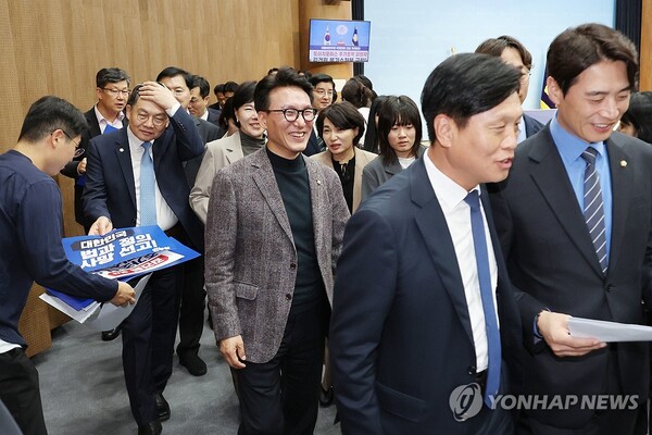 더불어민주당 의원들이 18일 오후 서울 여의도 국회 소통관에서 김건희 여사의 도이치모터스 주가조작 혐의에 대한 검찰의 불기소 처분을 규탄하는 긴급 기자회견을 한 뒤 회견장에서 나가고 있다.이날 민주당 의원들은 심우정 검찰총장, 이창수 서울중앙지검장 등에 대한 탄핵 추진 계획을 밝혔다. 2024.10.18(출처: 연합뉴스)