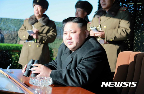 [서울=뉴시스] 북한 국무우원회 위원장인 김정은 최고사령관이 조선인민군 제525군부대직속 특수작전대대 전투원들의 전투훈련을 지도했다며 11일 노동신문이 사진과 함께 보도했다. 이날 훈련은 조선인민군 총정치국장인 황병서 차수. 총참모장인 리명수 차수, 총참모부 제1부총장겸 작전총국장인 리영길 육군상장, 포병국장인 박정천 육군중장, 제11군단장인 김영복 육군소장이 맞았다. 2016.12.11. (출처=노동신문)