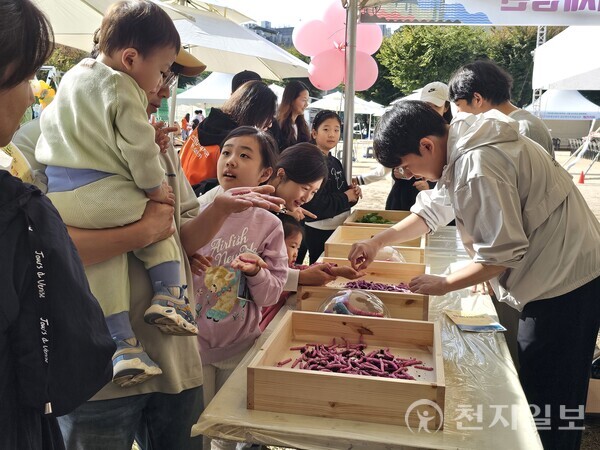 [천지일보=최수아 기자] 19일 서울 서초구 잠원체육공원에서 열린 ‘잠원나루축제’에서 방문자들이 누에 체험을 진행하고 있다.