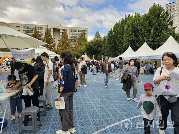 [천지일보=최수아 기자] 19일 서울 서초구 잠원체육공원에서 열린 ‘잠원나루축제’에서 방문자들이 다양한 부스를 체험하기 위해 기다리고 있다.