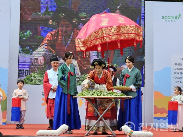 [천지일보=최수아 기자] 19일 서울 서초구 잠원체육공원에서 열린 ‘잠원나루축제’에서 조선 왕비 친참례 행사가 진행되고 있다.