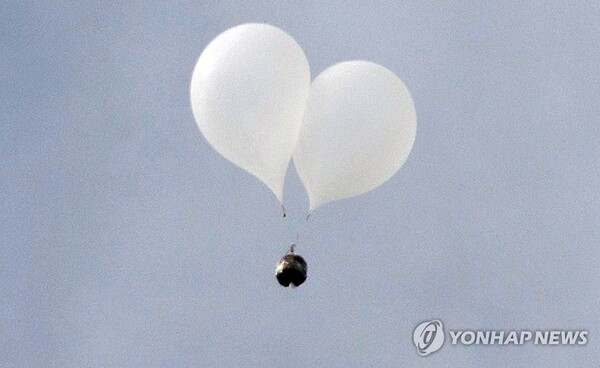(서울=연합뉴스) 북한이 띄워 보낸 대남 쓰레기 풍선이 7일 오전 서울 상공을 날고 있다.북한은 지난 4일 이후 사흘 만에 풍선을 띄웠다. 북한은 올해 들어 이번까지 25차례에 걸쳐 남쪽으로 풍선을 날려 보냈다. 2024.10.7