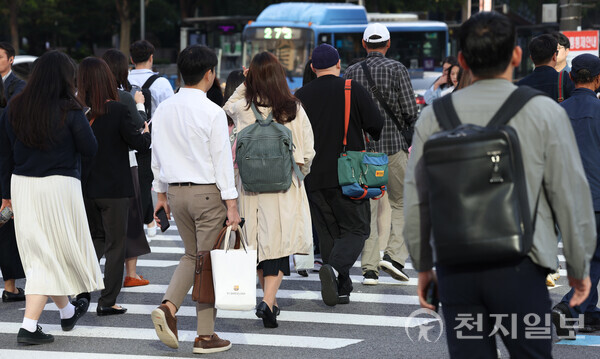 [천지일보=남승우 기자] 전국적으로 아침 기온이 10도 내외로 내려가 쌀쌀한 날씨를 보인 4일 서울 종로구 광화문네거리에서 코트와 긴 소매 옷 등을 입은 시민들이 출근길을 서두르고 있다. ⓒ천지일보 2023.10.04.