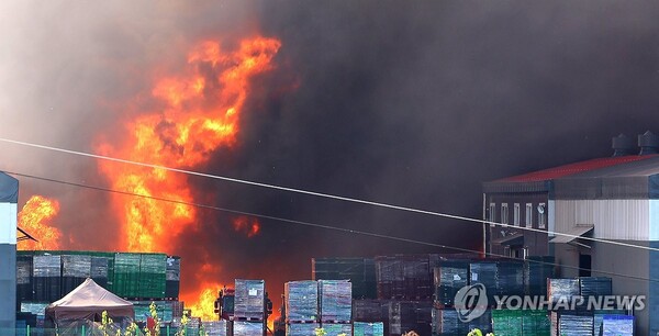 20일 오전 인천 서구 왕길동 기계 가공 공장에서 불이 나 연기와 불길이 치솟고 있다. (출처: 연합뉴스)