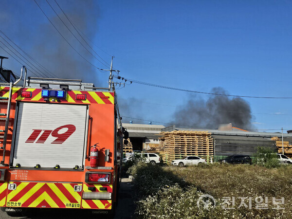[천지일보 인천=김미정 기자] 20일 인천 서구의 한 기계가공공장에서 불이 난 가운데 이날 오후 3시 10분경 화재로 발생한 검은 연기가 공장 인근에서 목격되고 있다. ⓒ천지일보 2024.10.20.