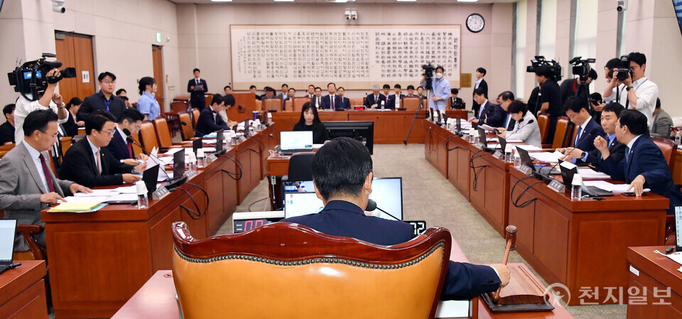 [천지일보=박준성 기자] 정청래 법사위원장이 25일 서울 여의도 국회에서 열린 법제사법위원회 전체회의에서 의사봉을 두드리고 있다. ⓒ천지일보 2024.09.25.