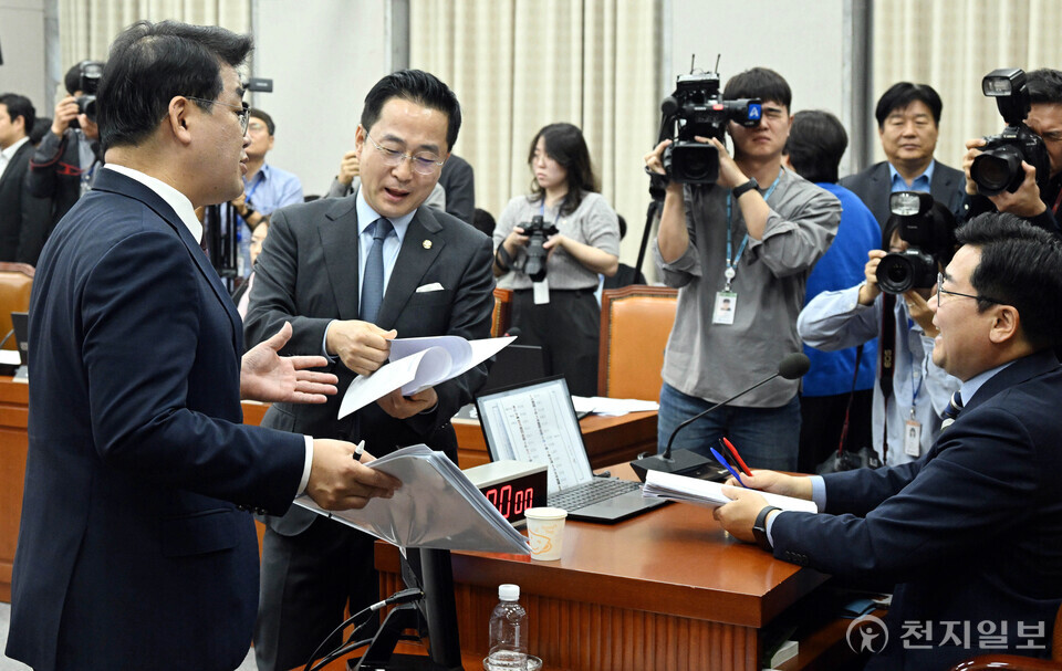 [천지일보=박준성 기자] 국민의힘 배준영 간사가 16일 서울 여의도 국회에서 열린 운영위원회 전체회의에서 국정감사 증인 채택과 관련해 박찬대 국회 운영위원장과 더불어민주당 박성준 간사에게 항의를 하고 있다. ⓒ천지일보 2024.10.16.