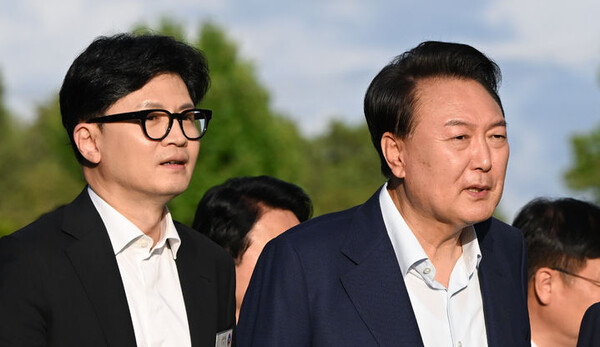 [서울=뉴시스] 윤석열 대통령이 지난 7월24일 서울 용산 대통령실 청사에서 국민의힘 신임 당 지도부 만찬에 앞서 한동훈 대표와 이동하고 있다. (사진=대통령실 제공) 2024.07.24.