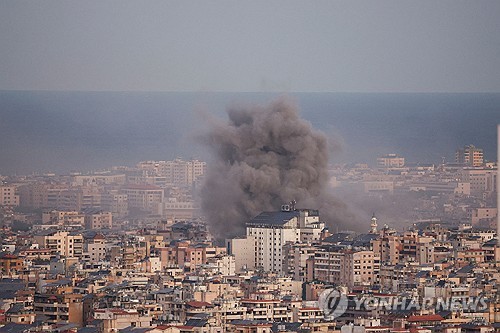 (로이터=연합뉴스) 20일(현지시간) 레바논 베이루트 남부 교외에 이스라엘군이 공습을 퍼부은 후 도심에서 연기가 피어오르고 있다.