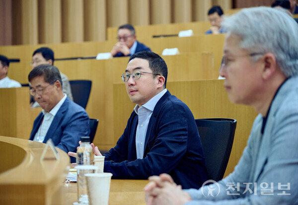 지난 9월 25일 경기도 이천 LG인화원에서 열린 사장단 워크숍에 참석한 구광모 LG그룹 회장(가운데), 신학철 LG화학 최고경영자(CEO) 부회장(왼쪽), 권봉석 ㈜LG 최고운영책임자(COO) 부회장. (제공: ㈜LG) ⓒ천지일보 2024.09.26.