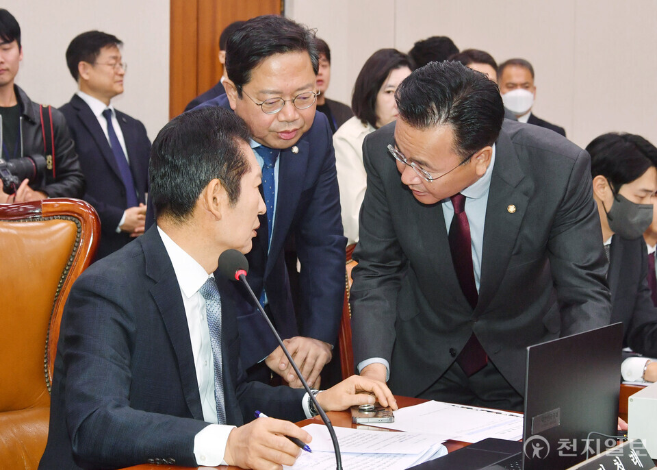 [천지일보=박준성 기자] 정청래 국회 법사위원장이 21일 서울 여의도 국회에서 열린 법제사법위원회의 대검찰청 국정감사에서 유상범 국민의힘 간사와 대화하고 있다. ⓒ천지일보 2024.10.21.