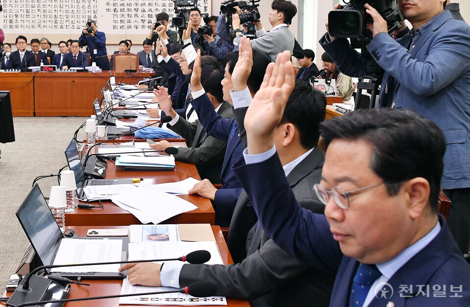 [천지일보=박준성 기자] 정청래 국회 법사위원장이 21일 서울 여의도 국회에서 열린 법제사법위원회의 대검찰청 국정감사에서 김건희 여사와 최은순 씨에 대한 동행명령장 발부에 대해 거수 표결을 하고 있다. ⓒ천지일보 2024.10.21.