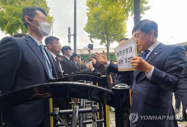 이성윤, 이건태, 장경태 의원 등 국회 법제사법위원회 소속 더불어민주당 의원들이 21일 서울 용산구 대통령 관저 인근에서 김건희 여사에 대한 국회 법제사법위원회의 동행명령장을 전달하기 위해 이동하던 중 경찰에 가로막혀 있다. 2024.10.21 (출처: 연합뉴스)