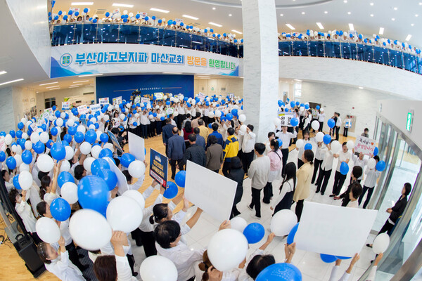 20일 신천지 마산교회에서 ‘부산·경남 앙코르 신천지 전도 대성회’가 열린 가운데 참석한 목회자들을 성도들이 환영하고 있다. (제공: 신천지예수교회)ⓒ천지일보 2024.10.21.