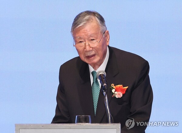 이중근 신임 대한노인회장이 21일 서울 중구 대한상공회의소 국제회의장에서 열린 제19대 대한노인회장 취임식에서 취임사를 하고 있다. (출처: 연합뉴스)