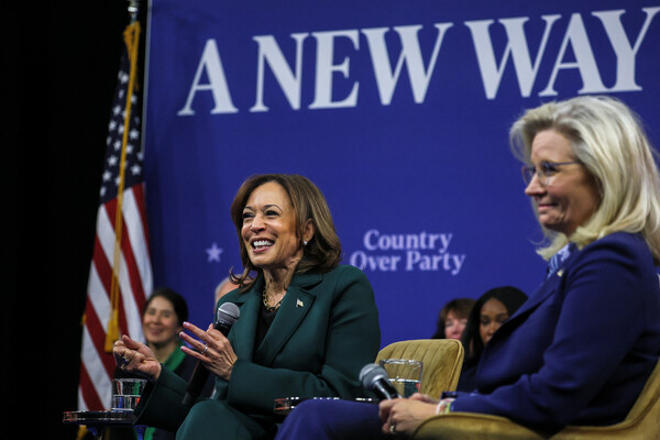 Democratic presidential nominee and U.S. Vice President Kamala Harris holds a town hall with former U.S. Rep. Liz Cheney (R-WY), in The People?s Light in Malvern, Pennsylvania, U.S., October 21, 2024. REUTERS/Leah Millis