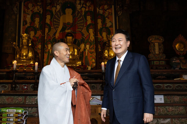 윤석열 대통령이 22일 부산 금정구 범어사를 방문, 대웅전을 찾아 삼배를 올린 후 주지 정오스님과 대화하고 있다. (출처: 뉴시스)