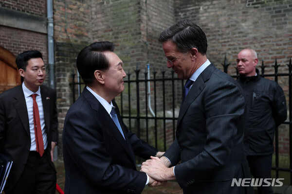 윤석열 대통령이 지난해 12월13일(현지시각) 네덜란드 헤이그에서 마르크 뤼터 당시 네덜란드 총리(현 북대서양조약기구 사무총장)와 대화 중이다. 뤼터 사무총장은 21일 윤 대통령과 통화해 북한의 우크라이나전 파병을 우려했다고 밝혔다. (출처: 뉴시스)