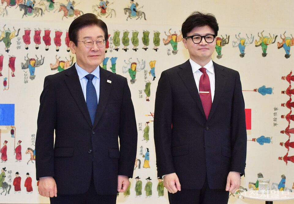 [천지일보=박준성 기자] 국민의힘 한동훈 대표와 더불어민주당 이재명 대표가 1일 오후 서울 여의도 국회에서 열린 국민의힘-더불어민주당 당대표 회담에 앞서 기념촬영을 하고 있다. ⓒ천지일보 2024.09.01.