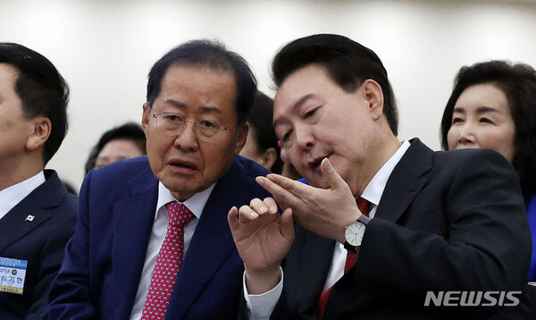 윤석열 대통령이 2023년 11월 7일 대구 북구 엑스코에서 열린 2023년 바르게살기운동 전국회원대회에서 홍준표 대구시장과 대화하고 있다. (출처: 뉴시스)