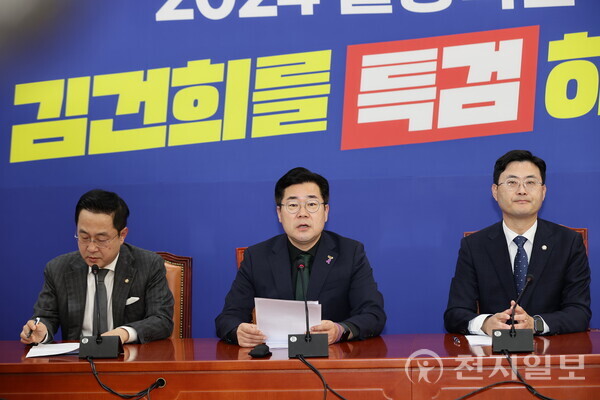 [천지일보=최수아 기자] 더불어민주당이 24일 국회 당대표실에서 국정감사 대책회의를 열고 회의를 진행하고 있다.