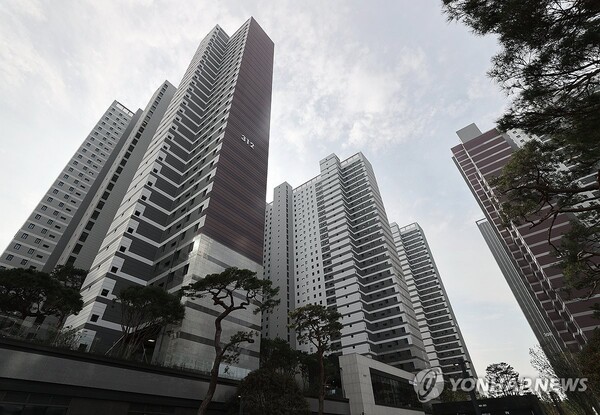 입주를 40여 일 앞둔 17일 서울 강동구 올림픽파크포레온(둔촌주공 재건축)의 모습. 1만2천32가구의 올림픽파크포레온은 단일 단지 기준 국내 최대 규모 아파트 단지다. 2024.10.17. (출처: 연합뉴스)