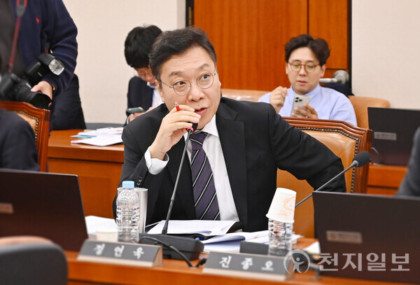국회 문화체육관광위원회 소속 정연욱 의원(국민의힘·부산 수영구)이 최근 국정감사에서 질의를 하고 있는 모습. (제공: 정연욱 의원실) ⓒ천지일보 2024.10.24.