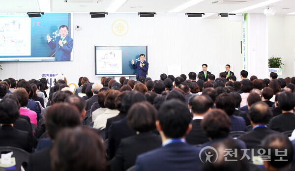 23일 신천지 서산교회에서 열린 ‘천국으로 인도하는 말씀대성회’에 참석한 목회자와 시민들이 장방식 지파장의 강의를 듣고 있다. (제공: 신천지 서산교회) ⓒ천지일보 2024.10.23.
