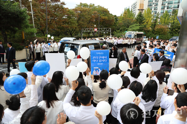 23일 신천지예수교회 성도들이 ‘신천지 서울 말씀 대성회’에 참석하러 온 목회자들을 환영하고 있다. (제공: 신천지 서울야고보지파 서울교회) ⓒ천지일보 2024.10.24.