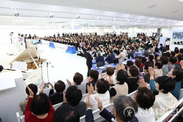 23일 신천지 서울야고보지파 서울교회에서 열린 ‘신천지 서울 말씀대성회’가 열린 가운데 참석자들이 찬양하며 박수치고 있다. (제공: 신천지 서울야고보지파 서울교회) ⓒ천지일보 2024.10.24.