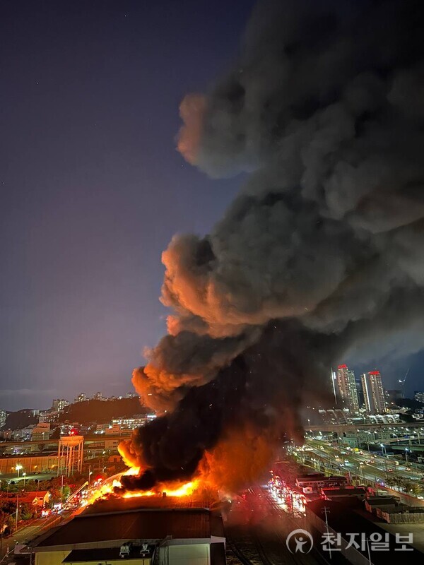 부산 미군 55보급창 화재 (독자 제공) ⓒ천지일보 2024.10.24.