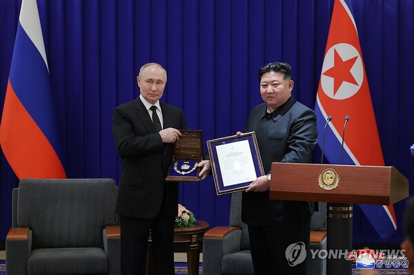 북한, 푸틴에 '김일성훈장' 수여. 북한은 지난 19일 블라디미르 푸틴 러시아 대통령에 최고훈장인 '김일성훈장'을 수여했다고 조선중앙통신이 20일 보도했다. (출처: 연합뉴스, 평양 조선중앙통신)