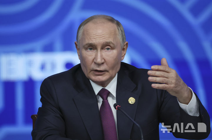 블라디미르 푸틴 러시아 대통령이 24일(현지시간) 러시아 카잔에서 열리는 BRICS 정상회의에서 기자 회견을 하고 있다. (출처: 뉴시스)