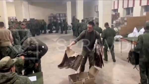 우크라이나 군 전략소통·정보보안센터(SPRAVDI)가 북한군으로 추정되는 군인들이 줄을 서서 러시아 보급품을 받고 있다고 공개한 영상. (출처: SPRAVDI X(트위터) 계정)