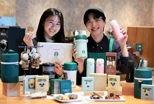 모델들이 수능 기프트 상품들을 선보이고 있다. (제공: 스타벅스)