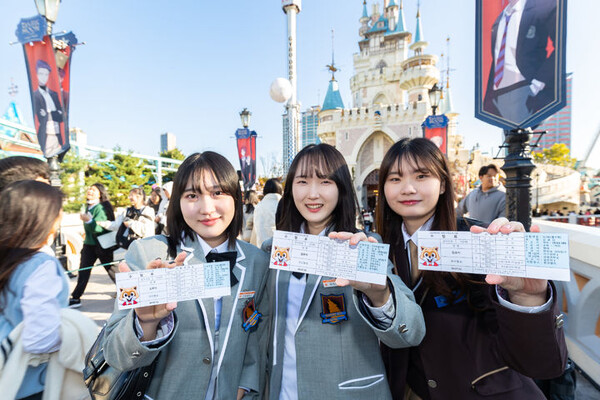 롯데월드 매직아일랜드에서 인증샷을 찍은 수험생들. (제공: 롯데월드)