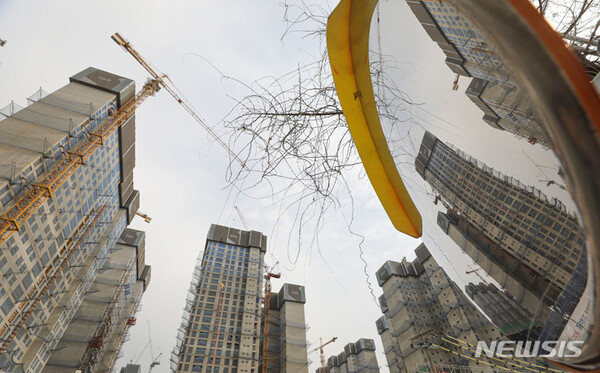 서울 강동구 둔촌주공 재건축 공사 현장 모습. 2023.03.08. (출처: 뉴시스)