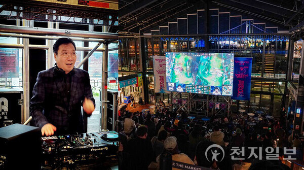 정연욱 국회의원(국민의힘·부산 수영구)이 지난 27일 밀락더마켓에서 열린 제1회 부산청년 e스포츠 페스티벌에 참가해 광안리·민락 e스포츠 명소 육성에 대한 의지를 드러냈다. 사진은 디제잉을 하고 있는 정연욱 의원과 행사장 모습. (제공: 정연욱 의원실) ⓒ천지일보 2024.10.28.