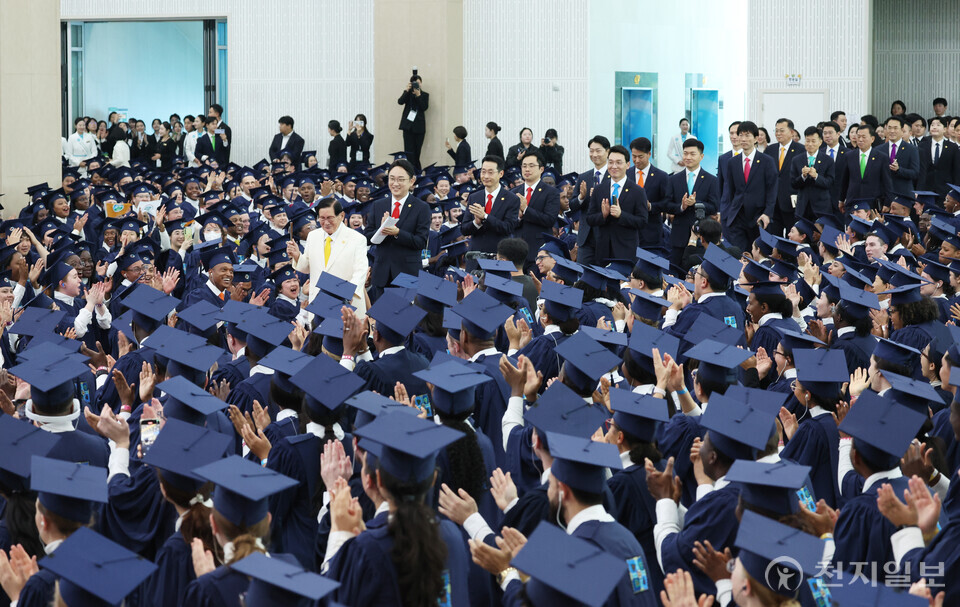 [천지일보=박준성 기자] 30일 충북 청주교회에서 신천지예수교 증거장막성전(신천지예수교회)이 주최한 ‘신천지 12지파 시온기독교선교센터 115기 수료식’이 열리고 있다. 신천지예수교회는 이날 수료생 11만 1628명을 배출했다. 이는 단일 교단 사상 최대 규모이다. 신천지 이만희 총회장이 청주교회 예배당으로 입장하고 있다. ⓒ천지일보 2024.10.30.