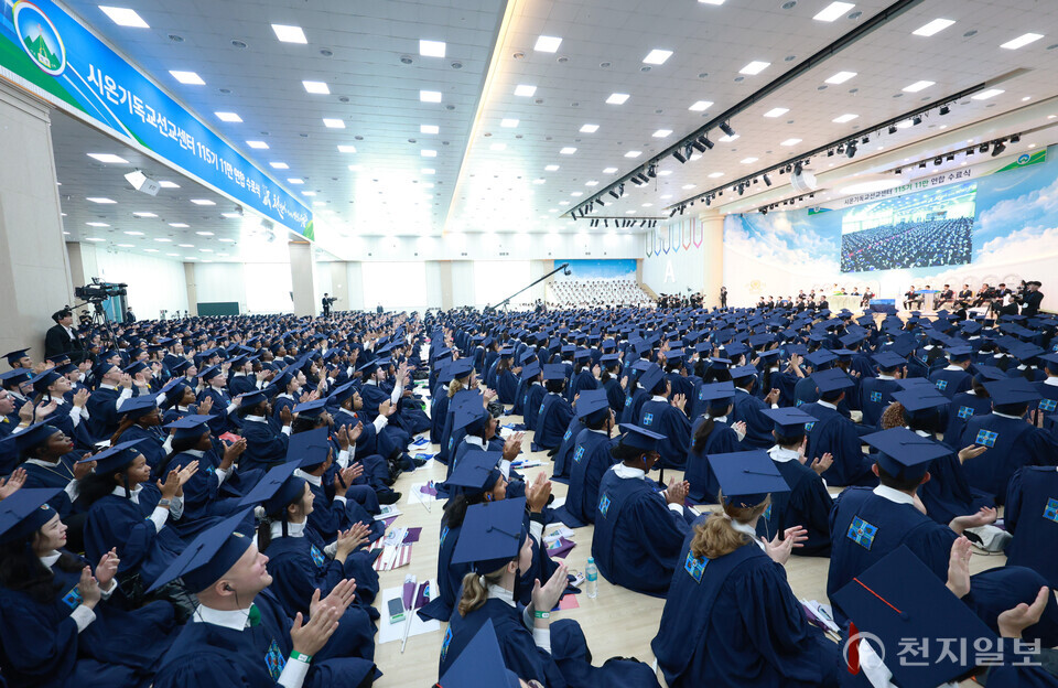 [천지일보=박준성 기자] 30일 충북 청주교회에서 신천지예수교 증거장막성전(신천지예수교회)이 주최한 ‘신천지 12지파 시온기독교선교센터 115기 수료식’이 열린 가운데 이만희 총회장이 말씀을 전하고 있다. 신천지예수교회는 이날 수료생 11만 1628명을 배출했다. 이는 단일 교단 사상 최대 규모이다. ⓒ천지일보 2024.10.30.