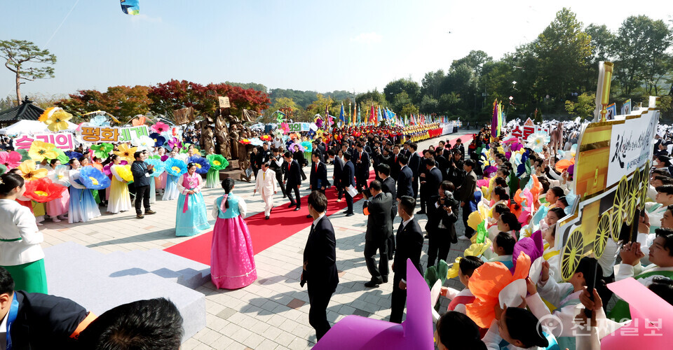 [천지일보=박준성 기자] 30일 충북 청주교회에서 신천지예수교 증거장막성전(신천지예수교회)이 주최한 ‘신천지 12지파 시온기독교선교센터 115기 수료식’이 열리고 있다. 신천지예수교회는 이날 수료생 11만 1628명을 배출했다. 이는 단일 교단 사상 최대 규모이다. 신천지 이만희 총회장이 청주교회로 들어서고 있다. ⓒ천지일보 2024.10.30.