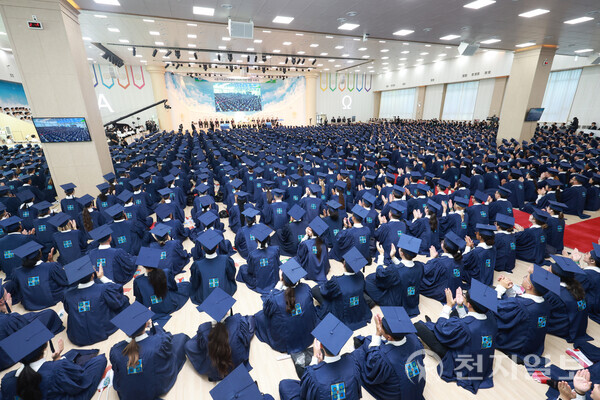 [천지일보=남승우 기자] 30일 신천지예수교 증거장막성전(신천지예수교회) 맛디아지파 청주교회에서 열린 시온기독교선교센터 115기 연합 수료식에서 외국인 수료생들이 이만희 총회장이 말씀을 들으며 박수를 치고 있다. ⓒ천지일보 2024.10.30.