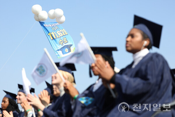 [천지일보=남승우 기자] 30일 신천지예수교 증거장막성전(신천지예수교회) 맛디아지파 청주교회에서 열린 시온기독교선교센터 115기 연합 수료식에서 외국인 수료생들이 이만희 총회장의 말씀을 경청하고 있다. ⓒ천지일보 2024.10.30.