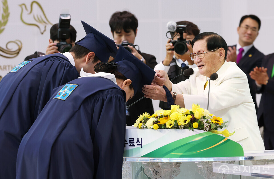 [천지일보=박준성 기자] 30일 충북 청주교회에서 신천지예수교 증거장막성전(신천지예수교회)이 주최한 ‘신천지 12지파 시온기독교선교센터 115기 수료식’이 열리고 있다. 이만희 총회장이 수료생의 수술을 넘기고 있다. 신천지예수교회는 이날 수료생 11만 1628명을 배출했다. 이는 단일 교단 사상 최대 규모이다. ⓒ천지일보 2024.10.30.