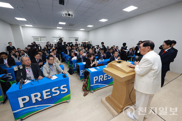 [천지일보=남승우 기자] 신천지예수교 증거장막성전(신천지예수교회) 이만희 총회장이 30일 맛디아지파 청주교회에서 시온기독교선교센터 115기 연합 수료식을 마친 뒤 열린 기자회견에서 취재진의 질문에 답하고 있다. (제공: 신천지예수교회) ⓒ천지일보 2024.10.30.